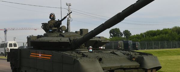 Тенк Т-80БВМ током пробе параде у Москви поводом 75. годишњице победе у Другом светском рату - Sputnik Србија