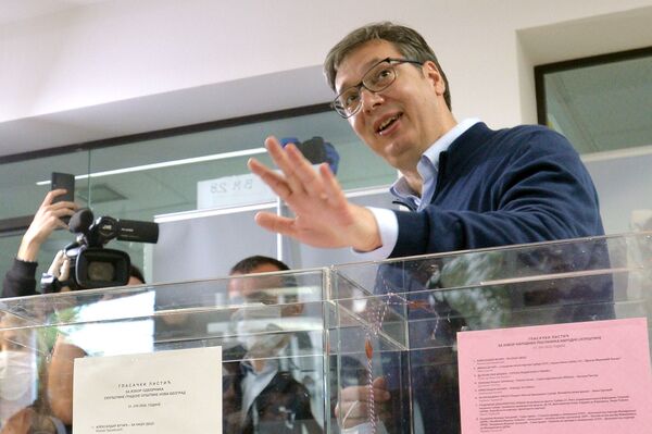 Ko je na biračko mesto došao sam, a ko u pratnji obezbeđenja /foto/ - Sputnik Srbija