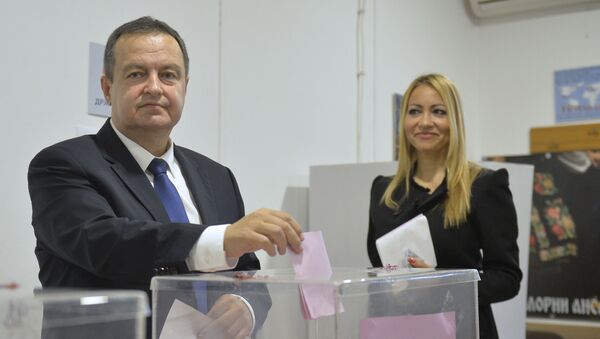 Predsednik Socijalističke partije Srbije Ivica Dačić ubacuje glasački listić - Sputnik Srbija