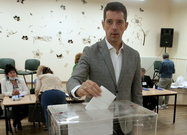 Ko je na biračko mesto došao sam, a ko u pratnji obezbeđenja /foto/ - Sputnik Srbija