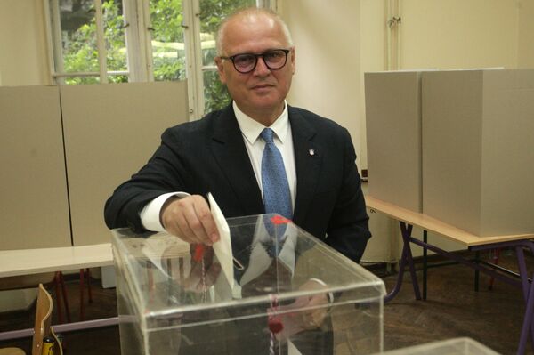 Ko je na biračko mesto došao sam, a ko u pratnji obezbeđenja /foto/ - Sputnik Srbija