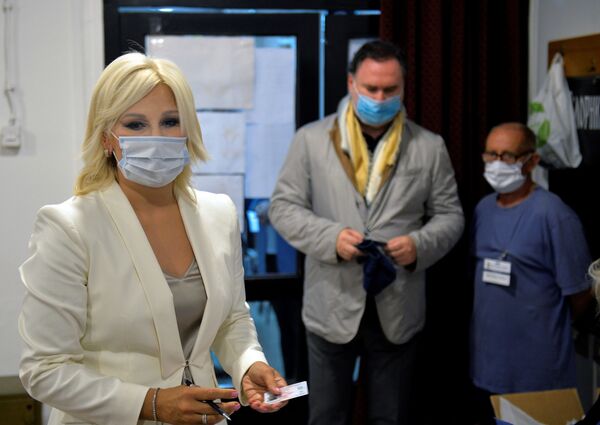 Ko je na biračko mesto došao sam, a ko u pratnji obezbeđenja /foto/ - Sputnik Srbija