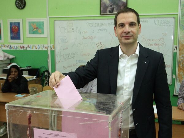 Ko je na biračko mesto došao sam, a ko u pratnji obezbeđenja /foto/ - Sputnik Srbija