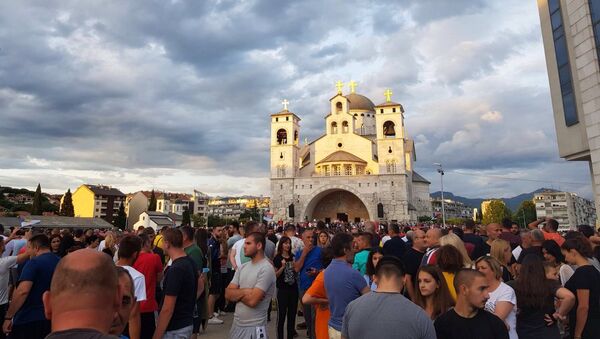 Народ испред Саборног храма Христовог васкрсења у Подгорици - Sputnik Србија