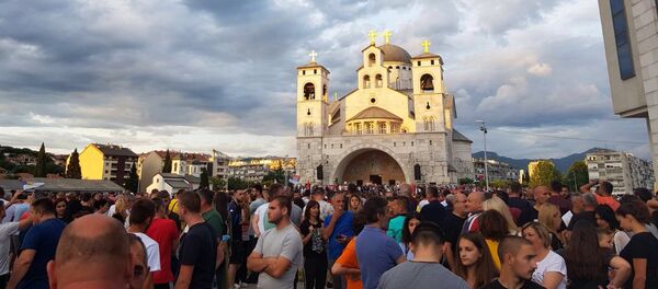 Народ испред Саборног храма Христовог васкрсења у Подгорици Народ испред Саборног храма Христовог васкрсења у Подгорици - Sputnik Србија