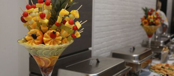 Posluženje u sedištu SNS Posluženje u sedištu SNS - Sputnik Srbija