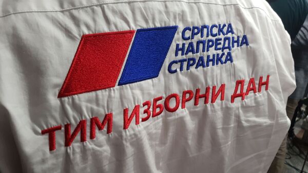 Pojedini članovi SNS nosili košulje sa natpisom „Tim izborni dan“ - Sputnik Srbija