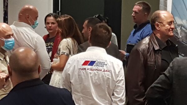 Članovi u štabu SNS-a nosili su košulje sa natpisom „Tim izborni dan“ - Sputnik Srbija