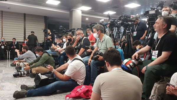 Novinari u štabu SNS-a čekaju da počne konferencija - Sputnik Srbija