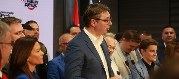 Predsednik Srbije Aleksandar Vučić slavi pobedu izbornom štabu SNS-a - Sputnik Srbija