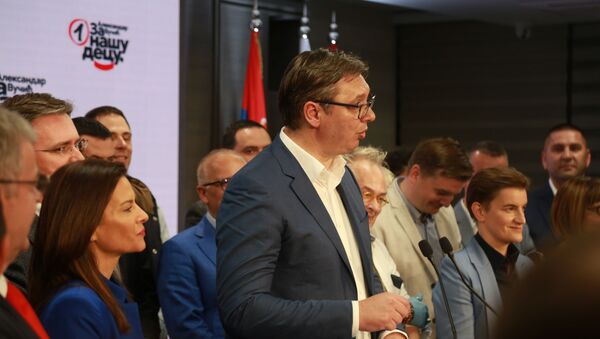 Predsednik Srbije Aleksandar Vučić slavi pobedu izbornom štabu SNS-a - Sputnik Srbija