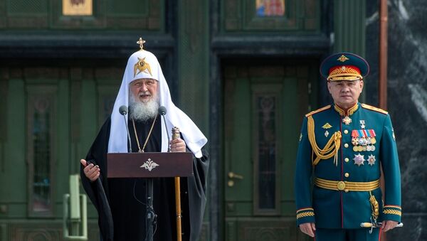 Patrijarh Moskovski i cele Rusije Kiril i ministar odbrane Sergej Šojgu na osvećenju hrama Oružanih snaga Rusije  - Sputnik Srbija