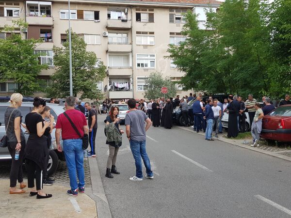 Amfilohije u podgoričkoj policiji, ispred Centra bezbednosti sve više građana /foto, video/ Amfilohije u podgoričkoj policiji, ispred Centra bezbednosti sve više građana /foto, video/ - Sputnik Srbija