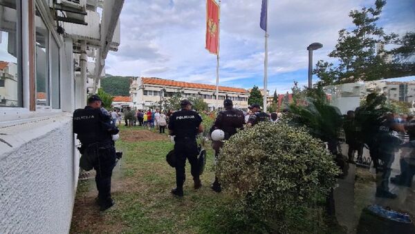 Полиција испред Општине Будва - Sputnik Србија