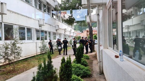 Полиција испред зграде Општине Будва - Sputnik Србија