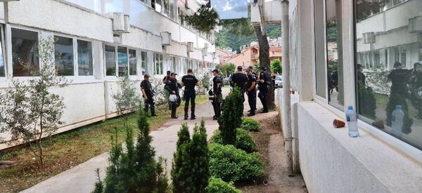 Policija ispred zgrade Opštine Budva Policija ispred zgrade Opštine Budva - Sputnik Srbija