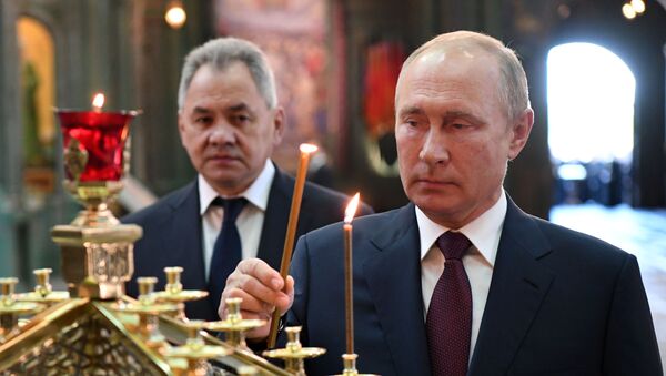 Ruski predsednik Vladimir Putin i ministar odbrane Sergej Šojgu u glavnom hramu Vojske Rusije - Sputnik Srbija