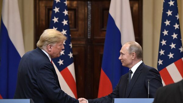 Болтон: Трамп намерно каснио на самит с Путином;Кремљ: Путин никад никог не чека - Sputnik Србија