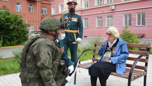 Ratna bolničarka u Novosibirsku pozdravljena mini-paradom - Sputnik Srbija