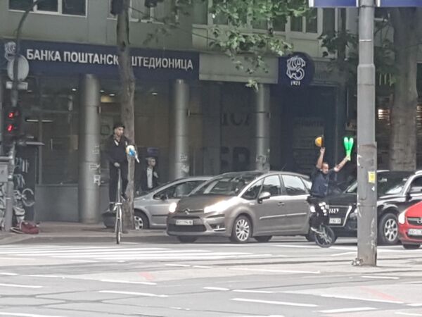 Циркус на семафору у центру Београда: Жонглери забављају возаче /фото, видео/ - Sputnik Србија