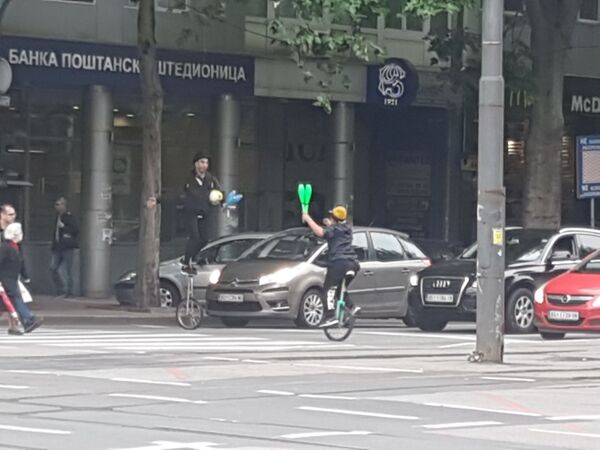 Циркус на семафору у центру Београда: Жонглери забављају возаче /фото, видео/ - Sputnik Србија