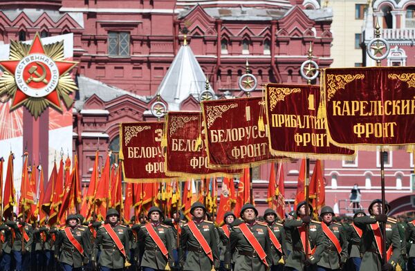 Група са историјским заставама фронтова (Војна академија стратешких ракетних снага) током војне параде поводом обележавања 75. годишњице победе у Другом светском рату - Sputnik Србија