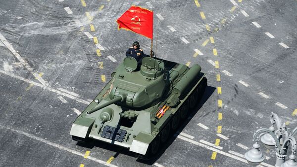 Tenk T-34-85 na vojnoj paradi u Moskvi povodom 75. godišnjice Velike pobede  - Sputnik Srbija