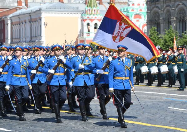 Srpska garda u strojevom koraku na Paradi pobede na Crvenom trgu u Moskvi - Sputnik Srbija