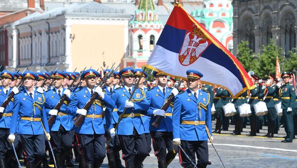 Srpska garda u strojevom koraku na Paradi pobede na Crvenom trgu u Moskvi - Sputnik Srbija