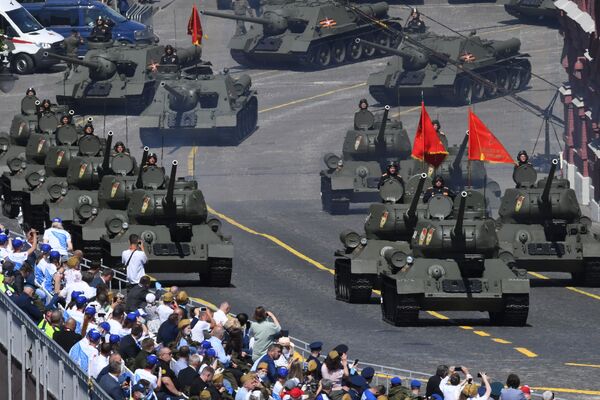 Tenkovi T-34-85 na Paradi pobede na Crvenom trgu u Moskvi - Sputnik Srbija
