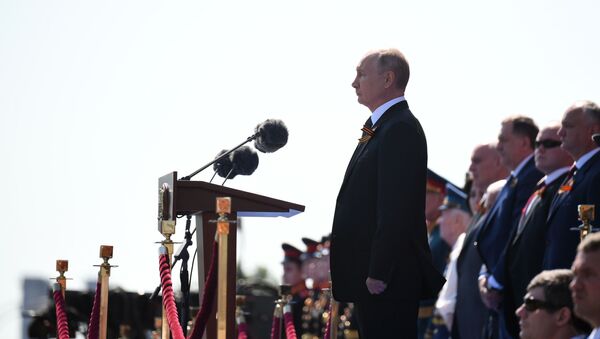 Ruski predsednik Vlarimir Putin obraća se učesnicima Parade pobede - Sputnik Srbija