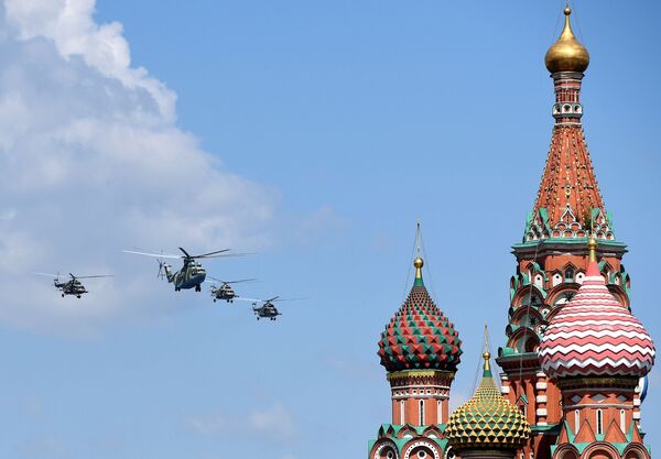 Teški helikopter Mi-26 i višenamenski helikopteri Mi-8 tokom vazdušnog dela vojne parade povodom Dana pobede, održane 24. juna u Moskvi - Sputnik Srbija