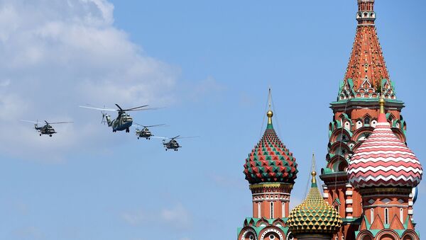 Тешки хеликоптер Ми-26 и вишенаменски хеликоптери Ми-8 током ваздушног дела војне параде поводом Дана победе, одржане 24. јуна у Москви - Sputnik Србија