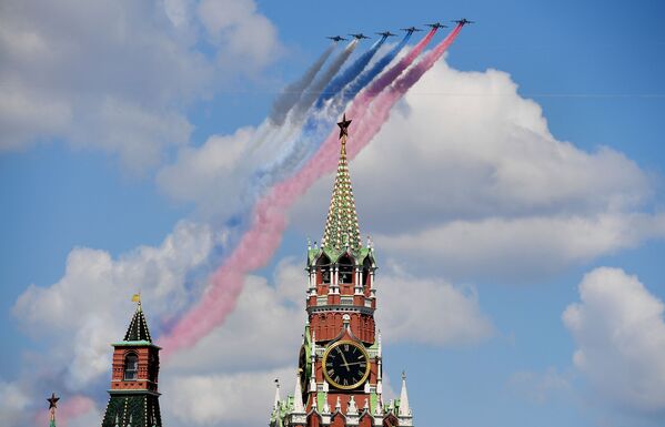 Lovci-bombarderi Su-25 BM ostavljaju trag u bojama ruske zastave u okviru vazdušne Parade pobede u Moskvi. - Sputnik Srbija
