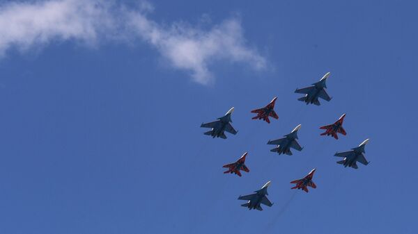 Lovci MiG-29 i Su-30SM pilotskih akrobatskih grupa „Ruski vitezovi“ i „Striži“ tokom vazdušnog dela vojne parade povodom Dana pobede, održane 24. juna u Moskvi - Sputnik Srbija