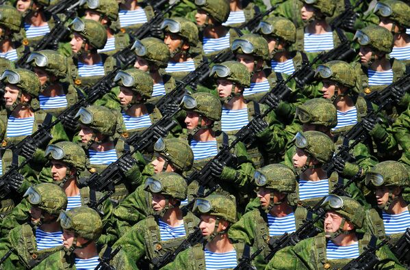 Vojnici u stroju tokom Parade pobede - Sputnik Srbija