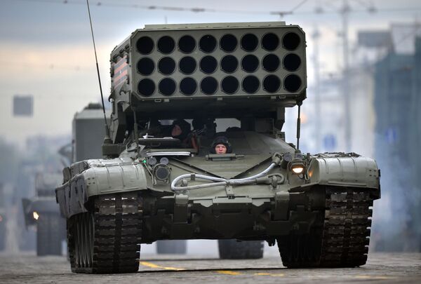 Вишецевни ракетни лансер ТОС-1А „Буратино“ на бази тенка Т-72 дефилује Црвеним тргом током Параде победе - Sputnik Србија