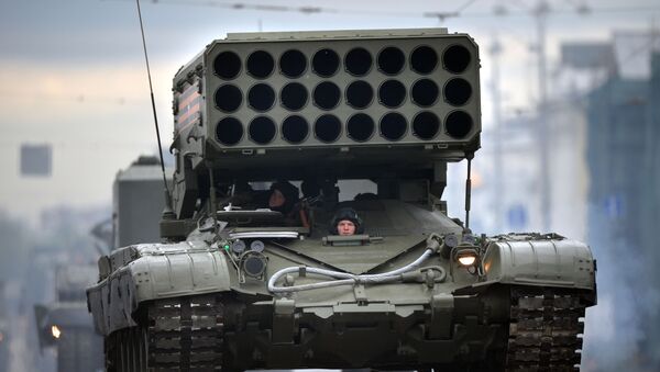 Вишецевни ракетни лансер ТОС-1А „Буратино“ на бази тенка Т-72 дефилује Црвеним тргом током Параде победе - Sputnik Србија