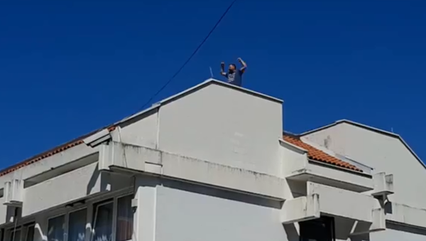 Načelnik na krovu opštine - Sputnik Srbija