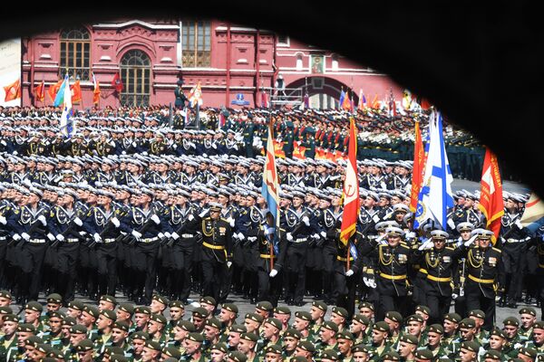 Ступајући на Црвени трг, Шојгу је скинуо шапку и прекрстио се Ступајући на Црвени трг, Шојгу је скинуо шапку и прекрстио се - Sputnik Србија