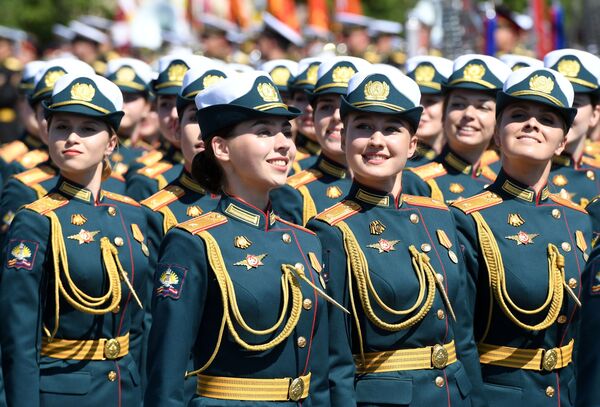 Припаднице руске војске у парадном строју током Параде победе у Москви - Sputnik Србија