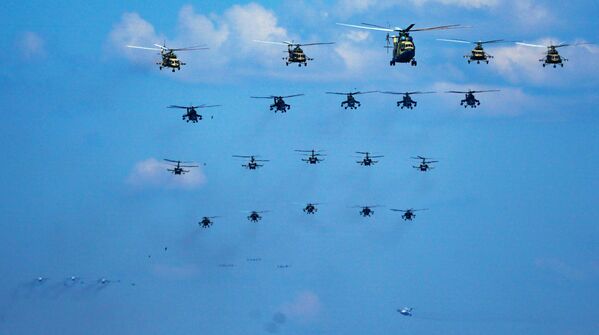 Helikopteri na nebu nad Moskvom u okviru vazdušnog dela vojne parade povodom pobede u Drugom svetskom ratu - Sputnik Srbija