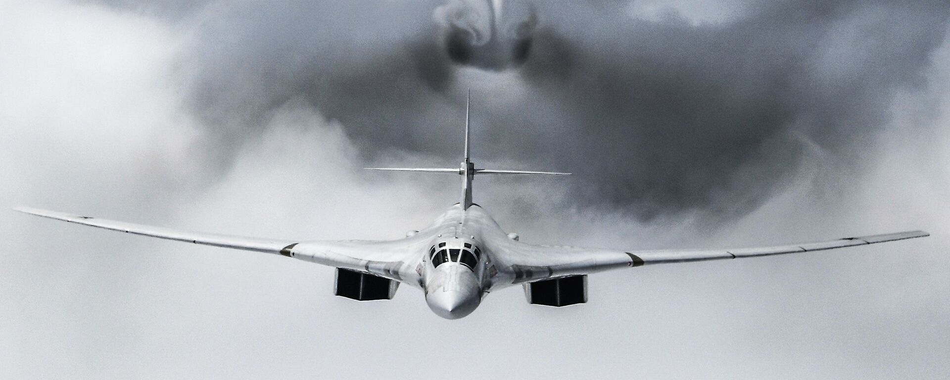 Стратешки бомбардер Ту-160 у оквиру ваздушног дела војне параде поводом победе у Другом светском рату - Sputnik Србија, 1920, 03.08.2021