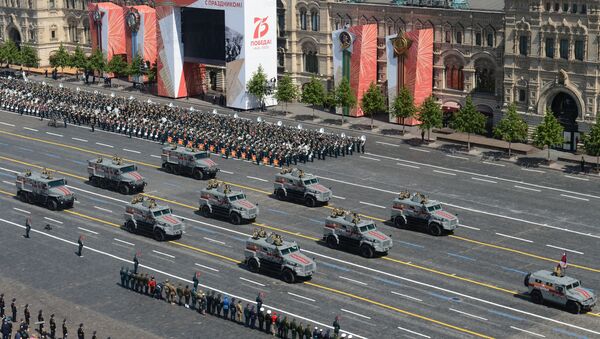 Блиндирана возила „Патруљ“ и „Урал“ дефилују Црвеним тргом - Sputnik Србија
