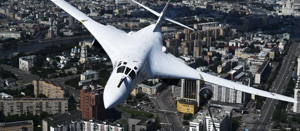 Strateški bombarder Tu-160 tokom vazdušnog dela vojne parade povodom pobede u Drugom svetskom ratu - Sputnik Srbija