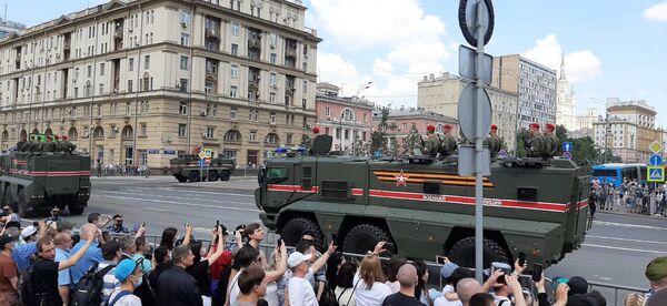 Ступајући на Црвени трг, Шојгу је скинуо шапку и прекрстио се Ступајући на Црвени трг, Шојгу је скинуо шапку и прекрстио се - Sputnik Србија