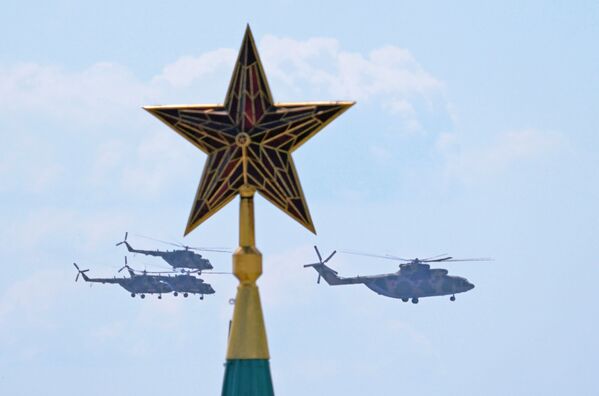 Тешки хеликоптер Ми-26 и вишенаменски хеликоптери Ми-8 током ваздушног дела војне параде поводом победе у Другом светском рату - Sputnik Србија