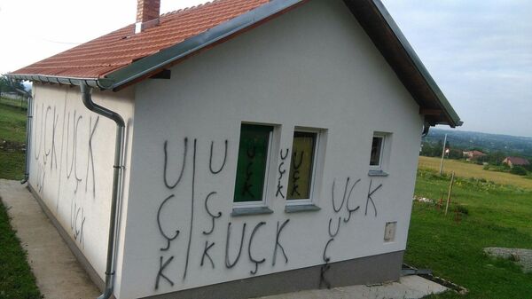 Na kuću povratnika Jovana Ristića u selu Ljubožda ispisani su grafiti „UČK“ - Sputnik Srbija