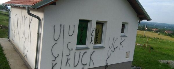 Na kuću povratnika Jovana Ristića u selu Ljubožda ispisani su grafiti „UČK“ - Sputnik Srbija