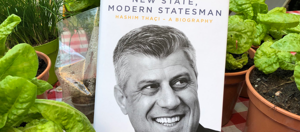 Naslovna strana knjige „Nova država, moderni državnik – biografija Hašima Tačija“ Naslovna strana knjige „Nova država, moderni državnik – biografija Hašima Tačija“ - Sputnik Srbija